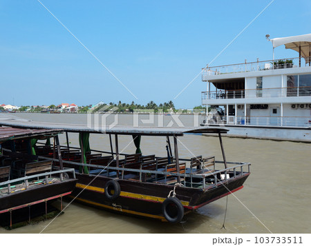 ベトナム　メコン川ボートクルーズ　ミトー船着き場 103733511