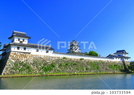 【愛媛県】快晴の今治城（天守閣と武具櫓と山里櫓） 103733594