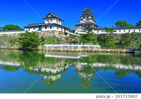 【愛媛県】快晴の今治城（天守閣と山里櫓） 103733602