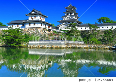 【愛媛県】快晴の今治城（天守閣と山里櫓） 103733604