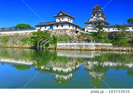 【愛媛県】快晴の今治城（天守閣と山里櫓） 103733610