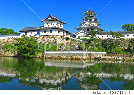 【愛媛県】快晴の今治城（天守閣と山里櫓） 103733611