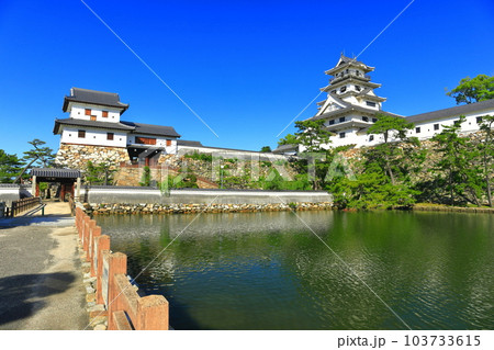 【愛媛県】快晴の今治城(天守閣と山里櫓) 【愛媛県】快晴の今治城(天守閣と山里櫓) 103733615