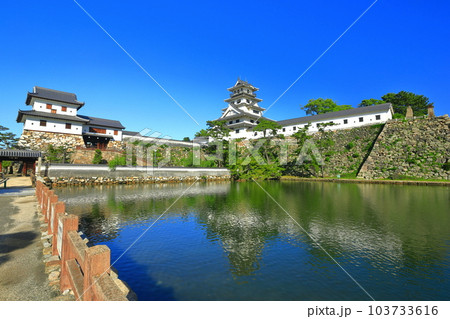 【愛媛県】快晴の今治城（天守閣と山里櫓） 103733616