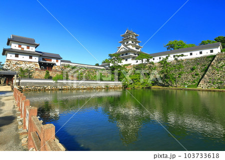 【愛媛県】快晴の今治城(天守閣と山里櫓) 【愛媛県】快晴の今治城(天守閣と山里櫓) 103733618