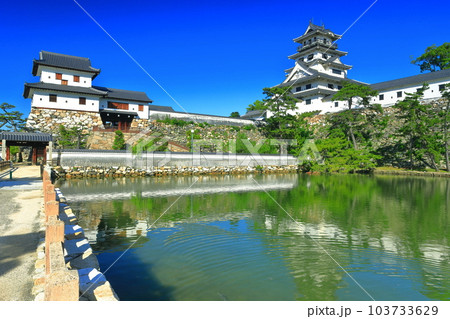 【愛媛県】快晴の今治城（天守閣と山里櫓） 103733629