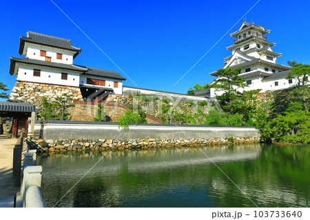 【愛媛県】快晴の今治城（天守閣と山里櫓） 103733640