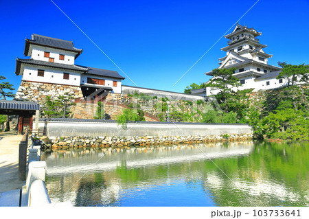 【愛媛県】快晴の今治城（天守閣と山里櫓） 103733641
