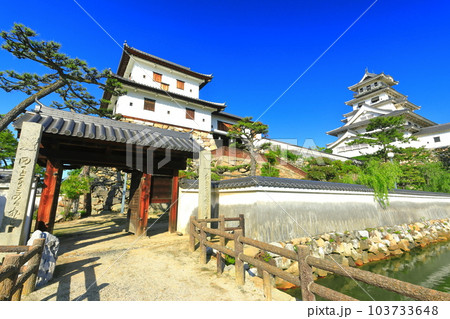 【愛媛県】快晴の今治城（天守閣と山里櫓） 103733648