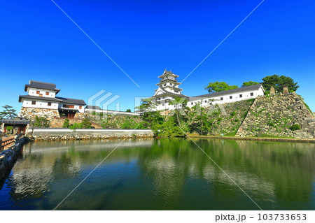 【愛媛県】快晴の今治城（天守閣と山里櫓） 103733653