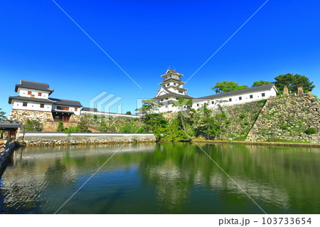 【愛媛県】快晴の今治城（天守閣と山里櫓） 103733654