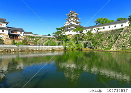 【愛媛県】快晴の今治城（天守閣と山里櫓） 103733657