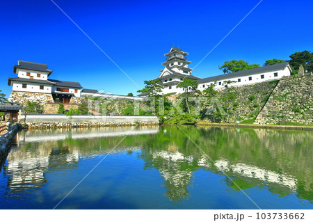 【愛媛県】快晴の今治城(天守閣と山里櫓) 【愛媛県】快晴の今治城(天守閣と山里櫓) 103733662