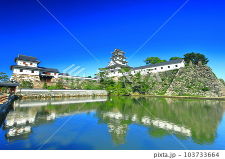 【愛媛県】快晴の今治城（天守閣と山里櫓） 103733664