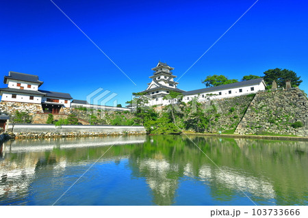 【愛媛県】快晴の今治城（天守閣と山里櫓） 103733666