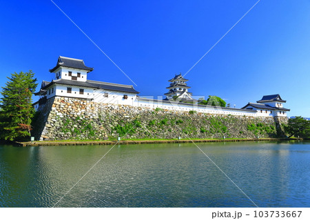 【愛媛県】快晴の今治城（天守閣と武具櫓と山里櫓） 103733667