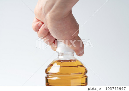 ペットボトル開ける手 103733947