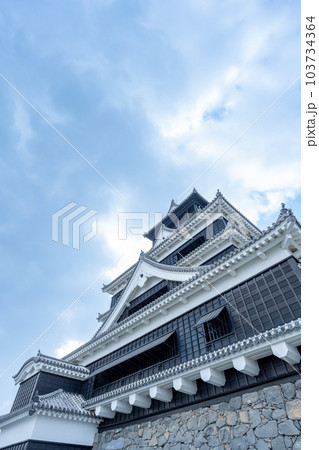 熊本地震の復旧工事が完了した熊本城天守閣と爽快な青空風景|熊本県熊本市 熊本地震の復旧工事が完了した熊本城天守閣と爽快な青空風景|熊本県熊本市 103734364