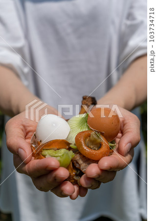 生ごみを持つ人の手　縦構図 103734718