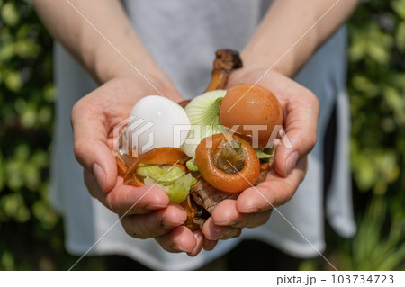 生ごみを持つ人の手　横構図 103734723