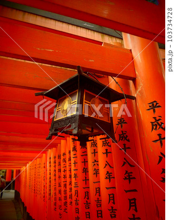 歴史を感じる神社のランタン 歴史を感じる神社のランタン 103734728