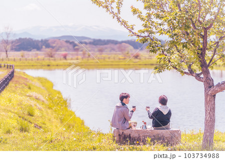 コーヒーブレイクをとるカップル 公園 陽春 コーヒーブレイクをとるカップル 公園 陽春 103734988