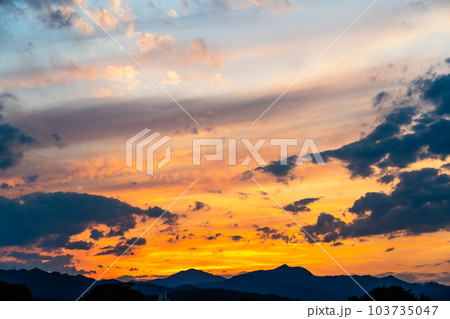 夏 光芒 夕焼 ゴールデンアワー 夏 光芒 夕焼 ゴールデンアワー 103735047
