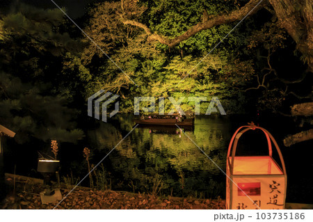 松江水燈路　ライトアップされた堀川を行く遊覧船 103735186