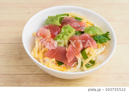 マグロとアボカドの丼 103735522