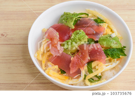 マグロとアボカドの丼 マグロとアボカドの丼 103735676