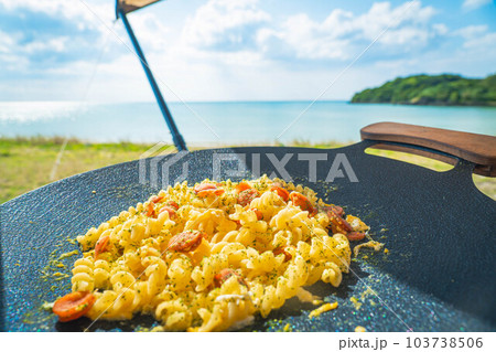 キャンプ料理 キャンプ飯 キャンプご飯 料理 パスタ アウトドア 海 ビーチ 103738506