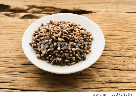 小皿に盛ったもち麦（ナチュラルテイスト） 103738555