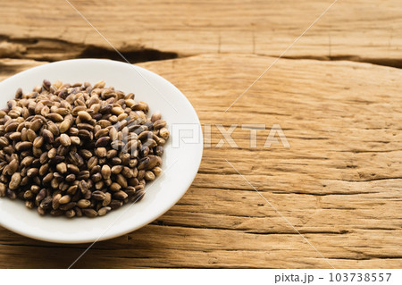 小皿に盛ったもち麦(ナチュラルテイスト) 小皿に盛ったもち麦(ナチュラルテイスト) 103738557