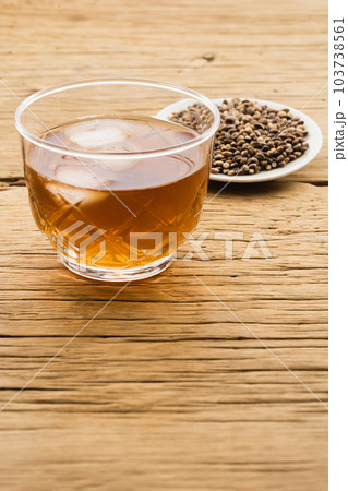 小皿に盛ったもち麦と麦茶(ナチュラルテイスト) 小皿に盛ったもち麦と麦茶(ナチュラルテイスト) 103738561