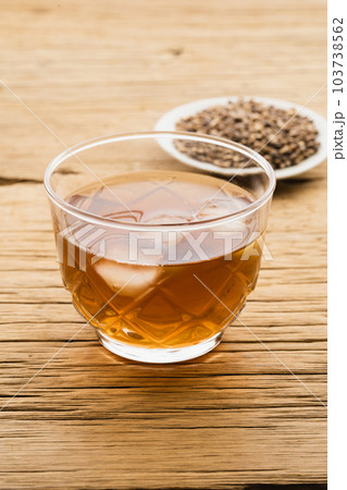 小皿に盛ったもち麦と麦茶(ナチュラルテイスト) 小皿に盛ったもち麦と麦茶(ナチュラルテイスト) 103738562