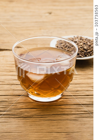 小皿に盛ったもち麦と麦茶（ナチュラルテイスト） 103738563