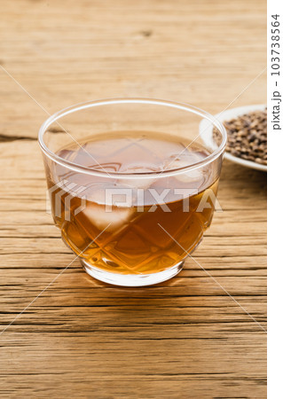 小皿に盛ったもち麦と麦茶（ナチュラルテイスト） 103738564