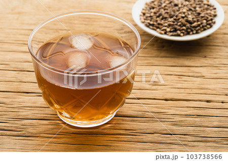 小皿に盛ったもち麦と麦茶(ナチュラルテイスト) 小皿に盛ったもち麦と麦茶(ナチュラルテイスト) 103738566