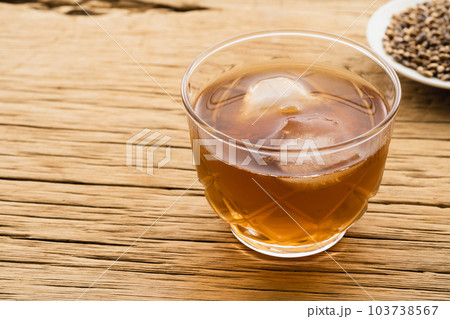 小皿に盛ったもち麦と麦茶（ナチュラルテイスト） 103738567