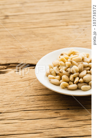 小皿に盛った松の実（ナチュラルテイスト） 103738572