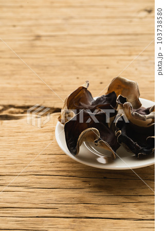 小皿に盛った黒キクラゲ(ナチュラルテイスト) 小皿に盛った黒キクラゲ(ナチュラルテイスト) 103738580