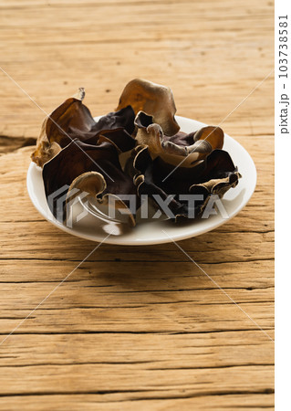 小皿に盛った黒キクラゲ(ナチュラルテイスト) 小皿に盛った黒キクラゲ(ナチュラルテイスト) 103738581