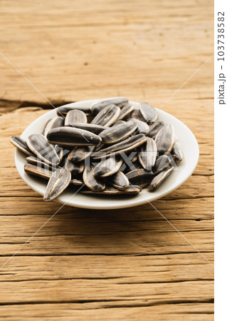 小皿に盛ったひまわりの種（ナチュラルテイスト） 103738582