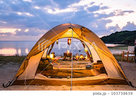 キャンプ 夜キャンプ 夕暮れ ランプ 一人キャンプ ソロキャンプ  幻想的 灯り ランタン 103738639