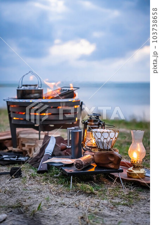 ソロキャンプ 焚き火 焚き火台 野営 キャンプギア ランプ 海 光 灯り ビーチ 103738658