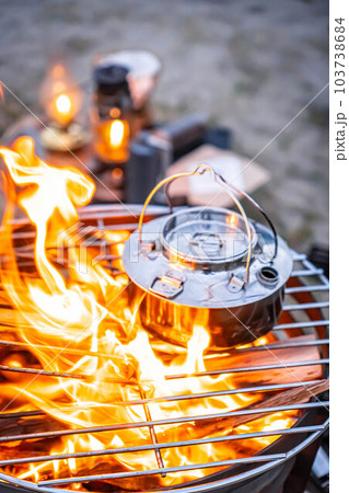 焚き火 焚き火台 キャンプファイヤー ランプ ランタン 光 灯り 幻想的  キャンプギア キャンプ 103738684