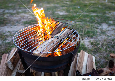 ソロキャンプ  野営 キャンプギア  無骨  焚き火 焚き火台 薪  103738708