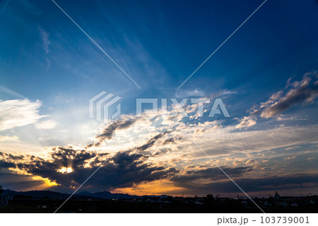 夏 光芒 夕焼 ゴールデンアワー 夏 光芒 夕焼 ゴールデンアワー 103739001