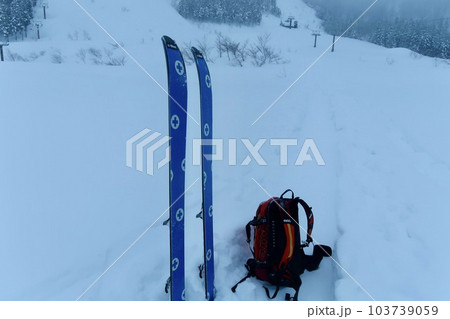 山スキーを楽しむハイクアップ中 山スキーを楽しむハイクアップ中 103739059