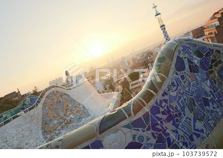 スペインのグエル公園の早朝に見られる美しい空色と建築 103739572